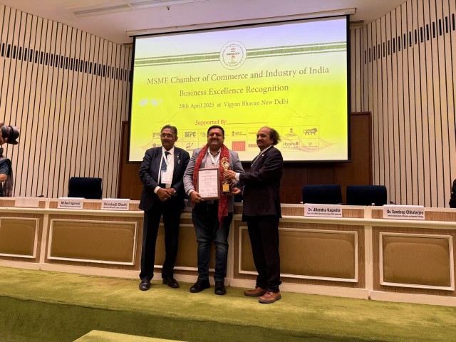 rss_mohan-chavan-receiving-msme-global-platinum-business-excellence-award-20251791513570