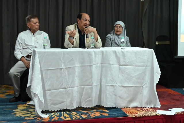 rss_from-left-to-right-shulhameed-marican-president-mass-retirees-association-dato-dr-amir-khan-aircraft1930236600