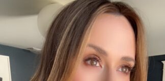 2021Co. – Jennifer Love Hewitt’s Holiday Junkie Collection Wins Prestigious Louie Award for Mother’s Day Card