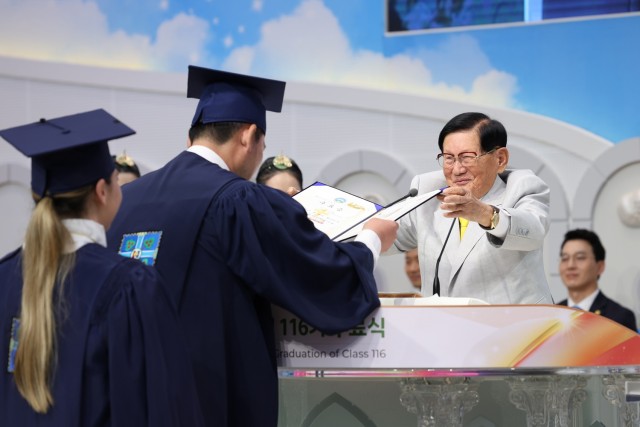 rss_chairman-lee-man-hee-presents-a-graduation-certificate1547966577
