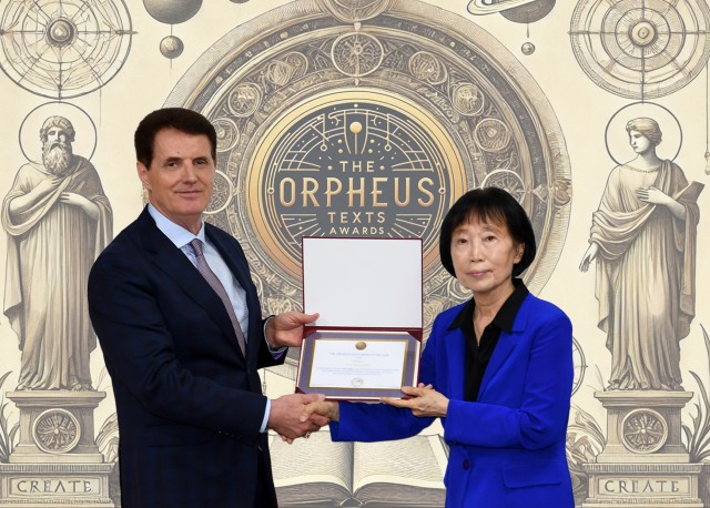 rss_south-korean-poet-sun-hyang-kim-right-receives-the-2025-orpheus-texts-book-of-the-year1614631781