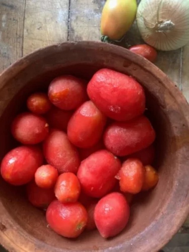 rss_tomatoes-cooking-in-a-clay-pot1063115825