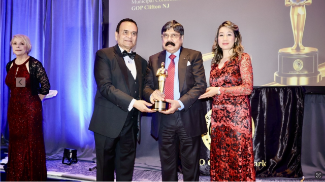 rss_dr-mujtaba-receiving-ceos-leadership-award-20261416747937